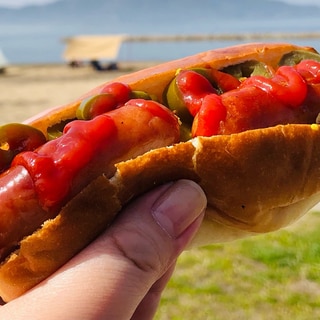 BBQで新玉ねぎとハラペーニョのホットドッグ